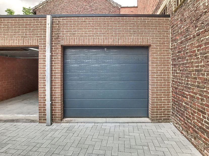 Op zoek naar een veilige en vlot bereikbare parkeeroplossing in het centrum? Ontdek deze recente garage (bouwjaar 2023) gelegen in de Noordstraat, op