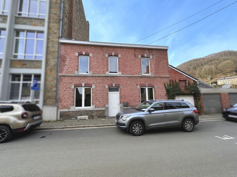 SOUS SOL de ± 40m² :&lt;br /&gt;
- Cave 1 de ± 22m² sur pavés,&lt;br /&gt;
- Cave 2 de ± 12,5m² (en enfilade de la cave 1) sur pavés,&lt;br /&gt;
REZ DE CHAUSSEE de ± 8