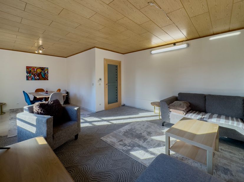 Dit duplex appartement in goede staat van maar liefst 136 m2 (!) bevindt zich op een topligging te Sint-Amandsberg. Het ligt vlakbij alle belangrijkst