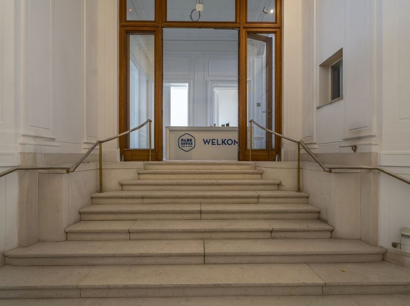 Vous recherchez un espace de bureau spacieux et situé au centre de Courtrai? Ce bâtiment de caractère d&#039;environ 650 m², réparti entre le rez-de-chauss