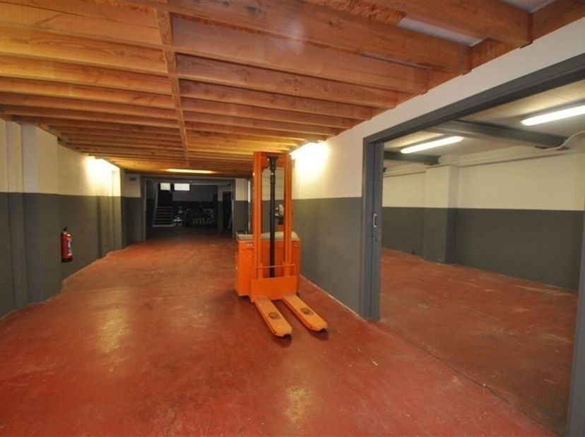 Tegenover het station, opslagruimte +/- 200 m² met daarboven nog eens 130 m² kantoor/opslagruimte. Palletwagen beschikbaar.