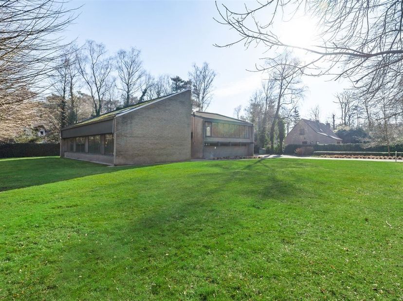 Ruime op te frissen split-level villa met maar liefst 6 slaapkamers en 2 badkamers.  &lt;br /&gt;
Deze woning biedt tal van mogelijkheden. Perfect voor grot