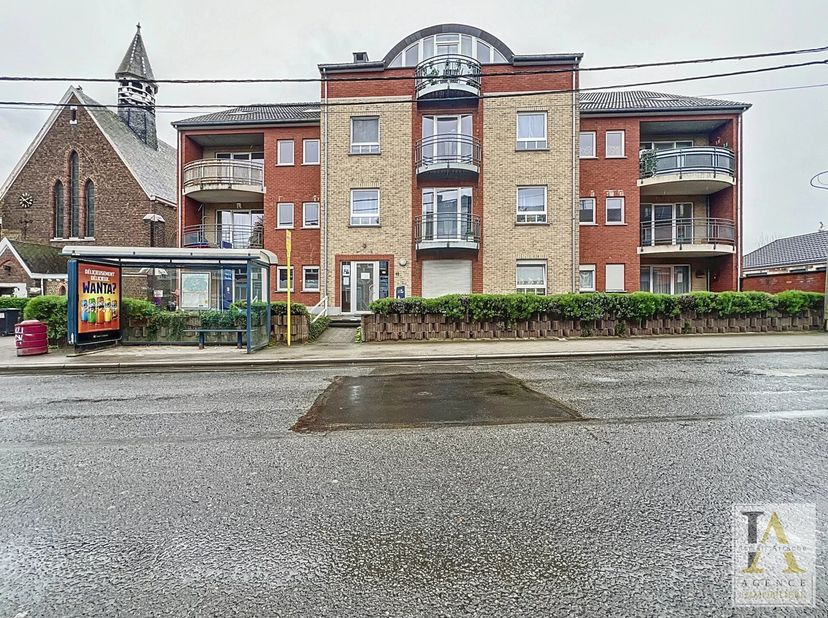 Niché dans une petite copropriété récente de 16 entités, ce charmant petit appartement en excellent état bénéficie du calme et de l&#039;ensoleillement grâ