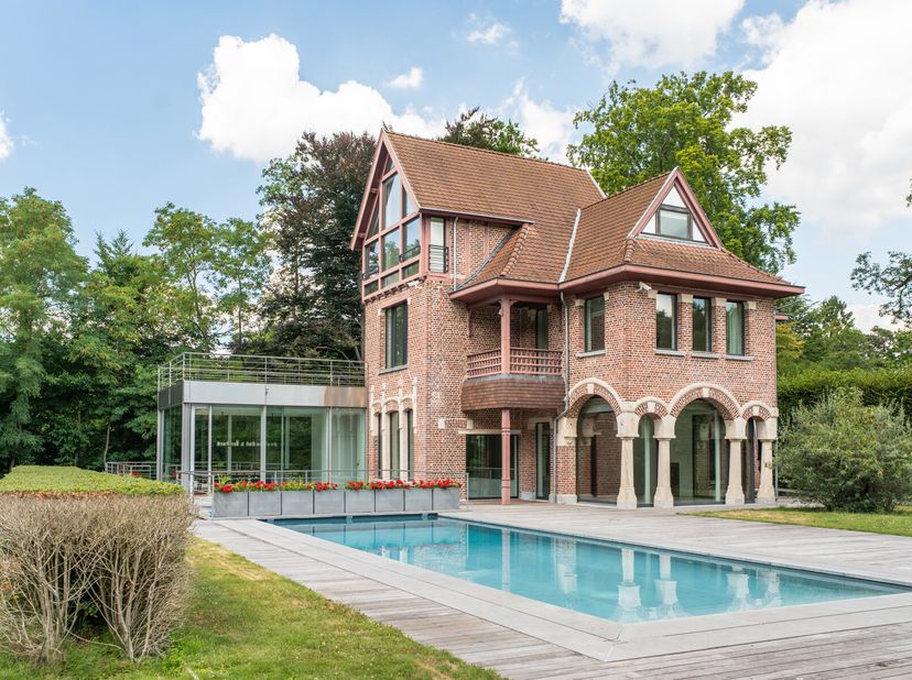 VICTOIRE-JUNOT biedt een prachtige, uitzonderlijke villa in Ukkel met 6 mooie en ruime slaapkamers, een uitzonderlijke woonkamer en een buitenzwembad.