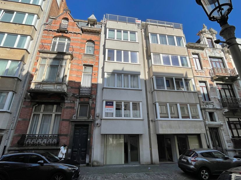 Voor meer informatie contacteer Daan Seys, 0491/06.97.30. Dit 1 slaapkamer appartement (eerste verdieping) is zeer centraal gelegen in Oostende op een