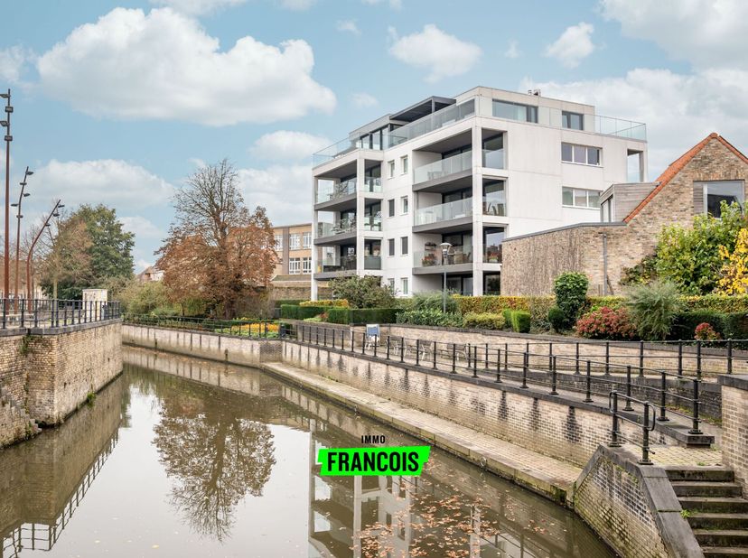 In het idyllische centrum van Diksmuide vindt u deze recente (2020) energiezuinige penthouse. Deze uitzonderlijke woonst combineert moderne luxe met t