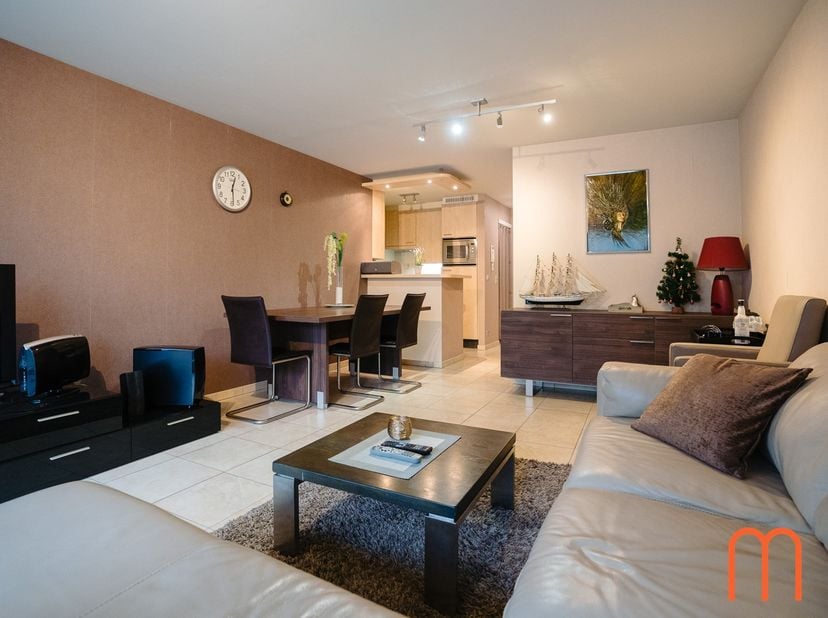 Dit mooi, volledig gemeubeld appartement bevindt zich op de 5de verdieping van deze luxueuze residentie.&lt;br /&gt;
Vanuit de aangename woonkamer kan u gen