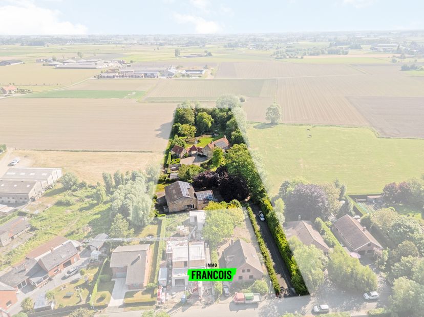 Au cur du charmant village de Merkem, idéalement situé entre Diksmuide et Ypres et à 35 minutes de la côte, se trouve cette maison de campagne avec lo