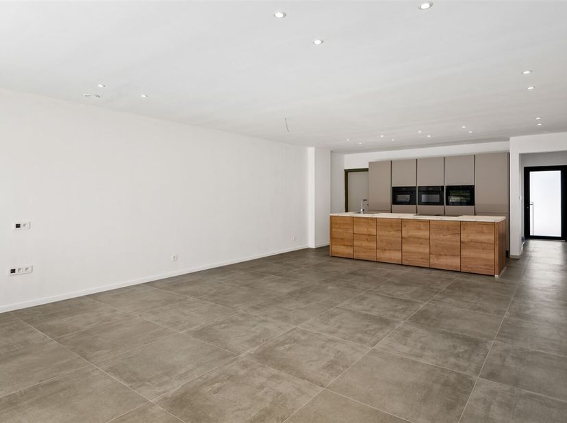 Bent u op zoek naar een prachtige nieuwbouwwoning in een rustige en gegeerde woonwijk? Zoek niet verder! Deze schitterende woning biedt alles wat u no