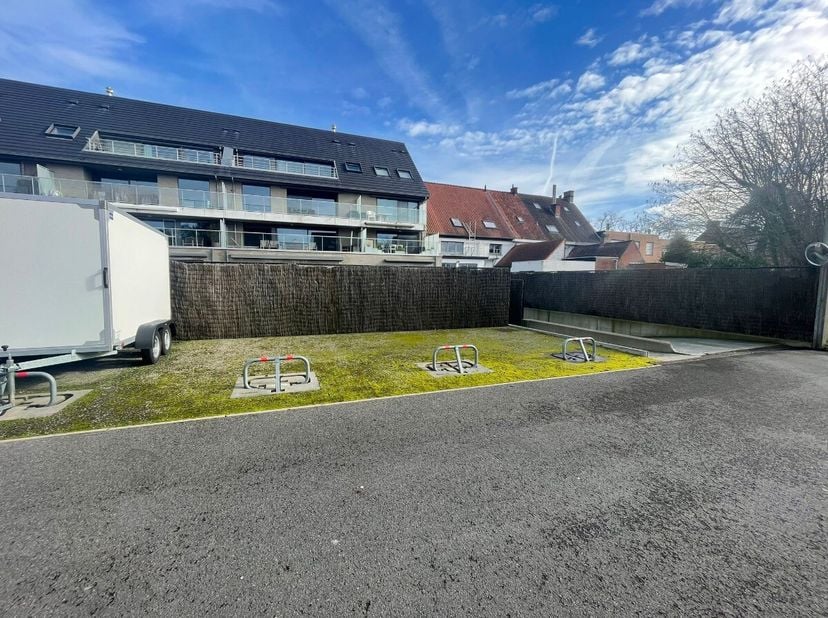 Autostaanplaats nabij het centrum Tielt Ligging: deze autostaanplaats is gelegen in de Residentie Pieter Masiere en toegankelijk via de Dwangstraat. I