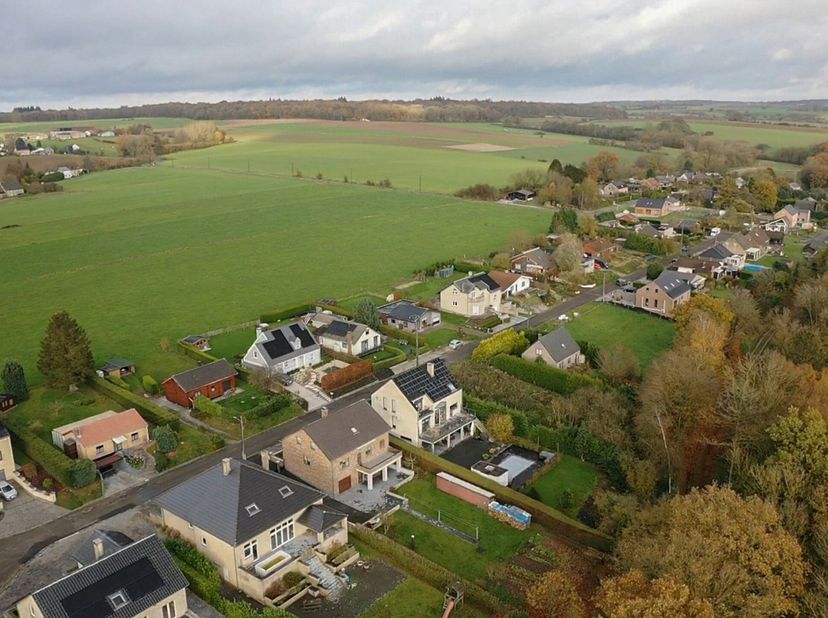 Actualimmo vous présente ce terrain à bâtir situé dans un beau quartier résidentiel d&#039;Yves-Gomezée.Disposant d&#039;une superficie de 7,55 ares avec 20m. d