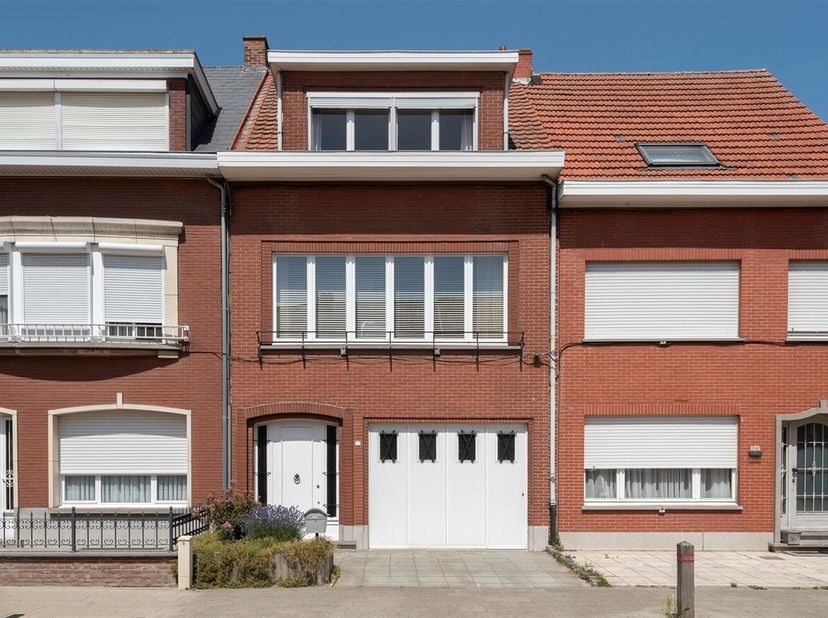 Bij het betreden van de woning kom je in een inkomhal met vestiaire, die toegang biedt tot de ruime inpandige garage. Hier is voldoende plaats voor ee