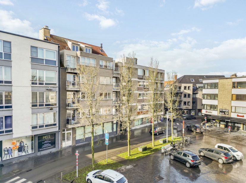 Dit verhuurd appartement met één slaapkamer bevindt zich aan de Markt in Gistel.&lt;br /&gt;
Omwille van zijn locatie geniet je hier van een open zicht!&lt;br