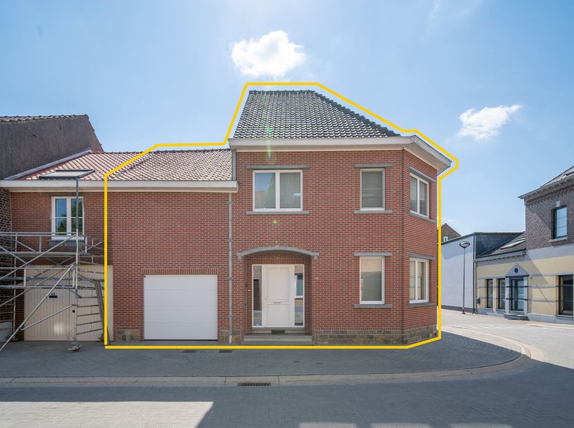 Deze woning is gelegen in Vlijtingen, binnen de driehoek Tongeren, Maastricht, Bilzen en in de buurt van een supermarkt, dokter, lagere school, apothe