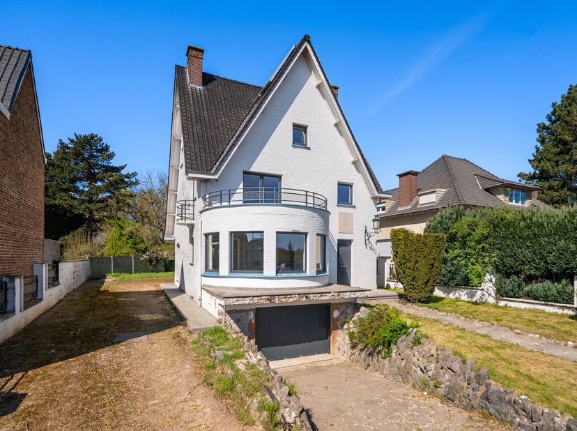 Bienvenue dans cette charmante et élégante villa, située le long de la N42 - un excellent emplacement avec une accessibilité facile et une gamme de co