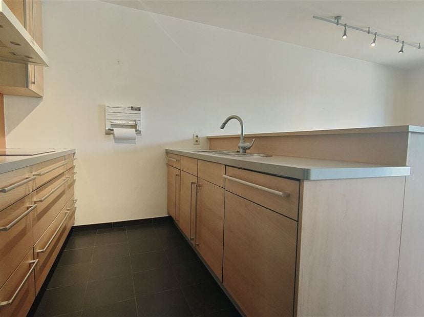 Magnifique appartement trois chambres situé dans une résidence  &quot;Moulin à l&#039;eau&quot; au  calme  dans l&#039;enceinte de Tournai.&lt;br /&gt;
Il se compose d&#039;une gran