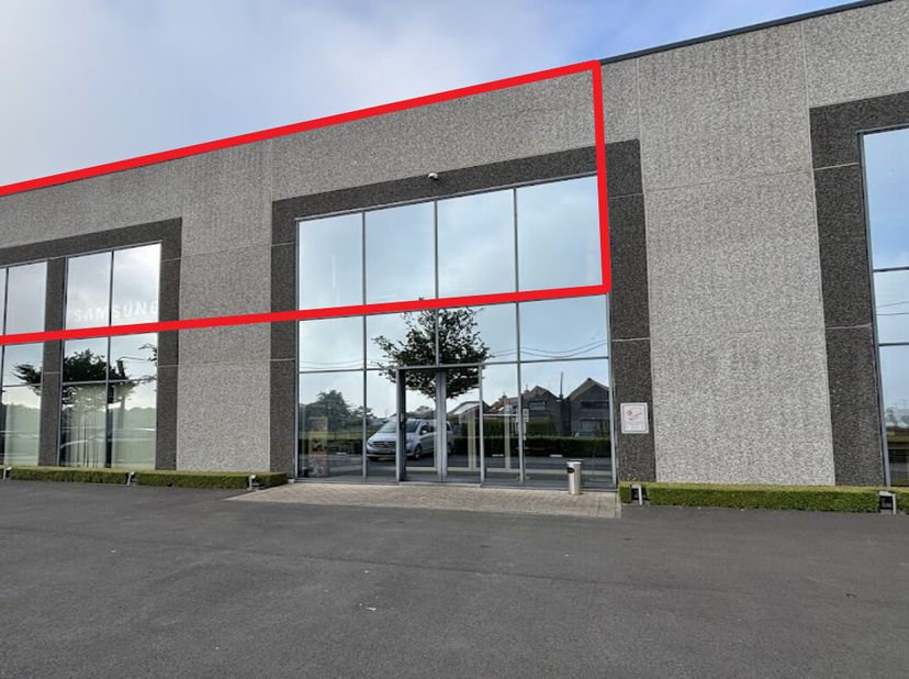 Dit moderne kantoor van ca. 182 m² is ideaal voor wie op zoek is naar een functionele en comfortabele werkruimte. De indeling omvat een open kantoorru