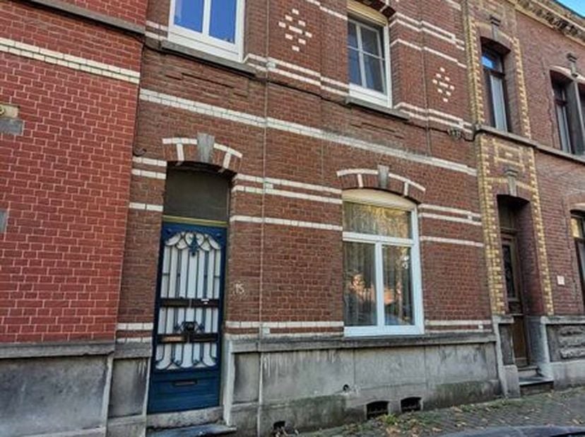 Immeuble de rapport idéalement situé à deux pas des boulevards, proche de toutes les commodités.&lt;br /&gt;
Il se compose d&#039;un couloir desservant une cave