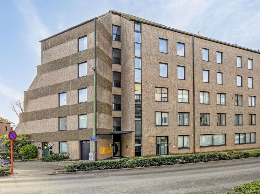 Lichtrijk en ruim penthouse te huur op toplocatie in Leuven!&lt;br /&gt;
Deze schitterende penthouse bevindt zich op de vijfde verdieping van de residentie
