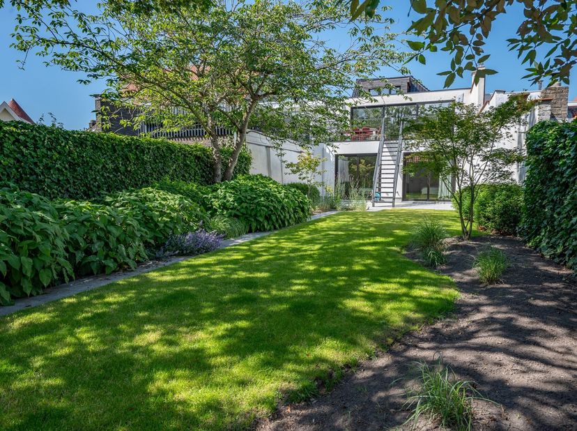 Maison familiale UNIQUE au centre de Knokke à distance de marche de la Lippenslaan avec garage intégré.&lt;br /&gt;
Disposition :&lt;br /&gt;
*Hall d&#039;entrée avec