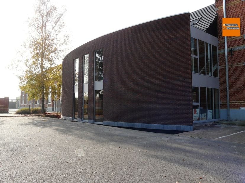 Une surface de bureaux située au calme à Kampenhout.&lt;br /&gt;
Ce bien est situé au rez-de-chaussée d&#039;un immeuble rénové et a une superficie de 75m².&lt;br /