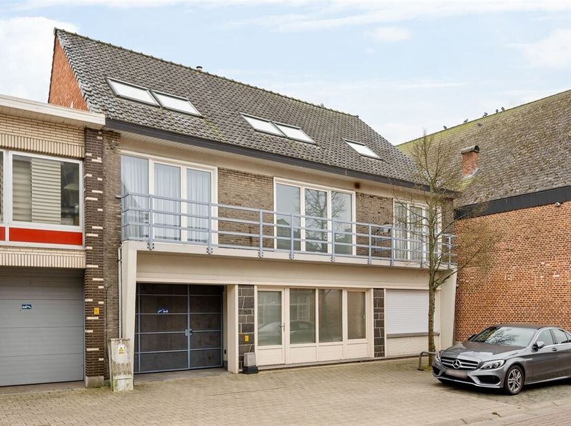 Aangenaam dakappartement met overdekte autostaanplaats, gunstig gelegen pal in het landelijke dorpscentrum van Beerzel (Putte). &lt;br /&gt;
Dit instapklare