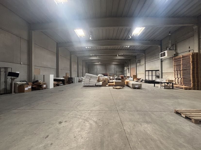Magazijn met kantoor van ca. 1.200 m² te huur in Zulte. Het magazijn is gelegen in de nabijheid van diverse invalswegen en de autosnelweg (E17). Uiter