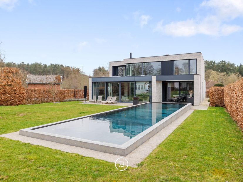 In de charmante gemeente Blanden, een deelgemeente van Oud-Heverlee, bevindt zich deze moderne villa, gebouwd in 2019. De woning biedt een bewoonbare
