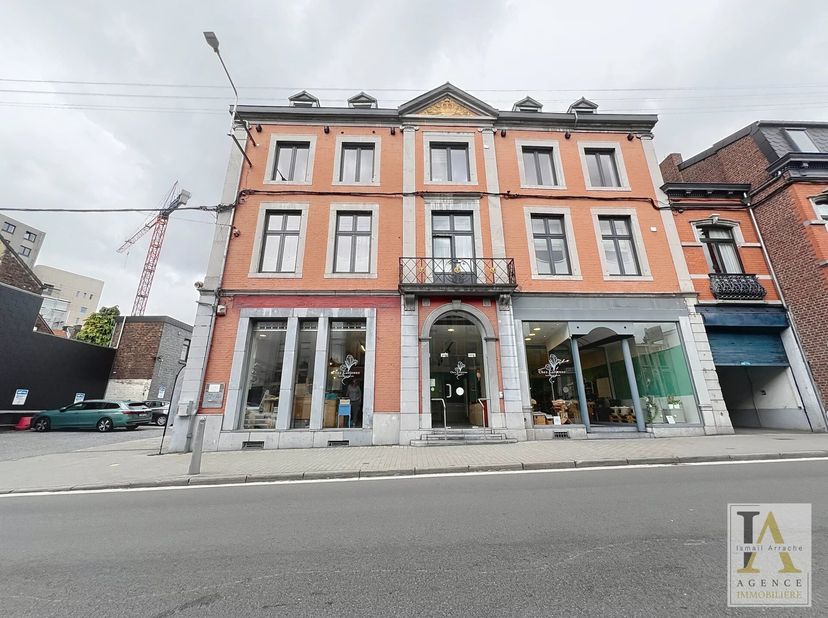 Situé à Chênée, au 2ème étage d&#039;une petite résidence bien tenue et équipée d&#039;un ascenseur, cet agréable duplex offrant de beaux volumes et un agenceme