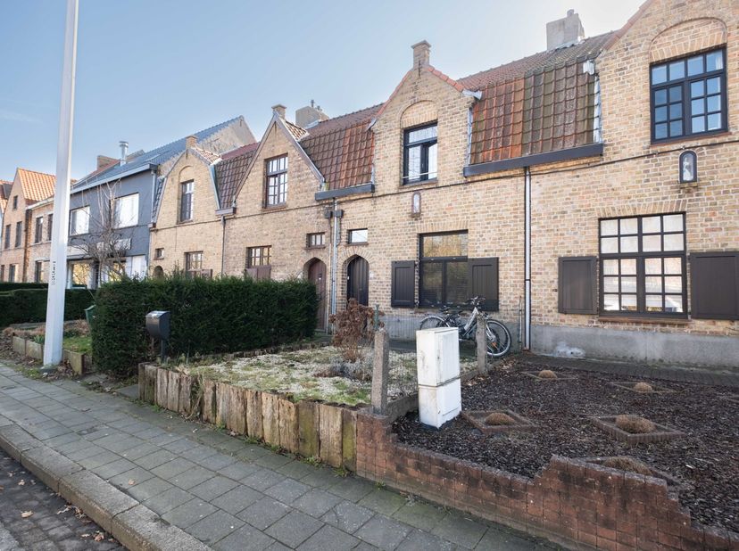 Welkom in deze charmante woning, perfect gelegen op een perceel van 190 m² in het hart van Sint-Kruis. Hier geniet u van de ideale combinatie van rust
