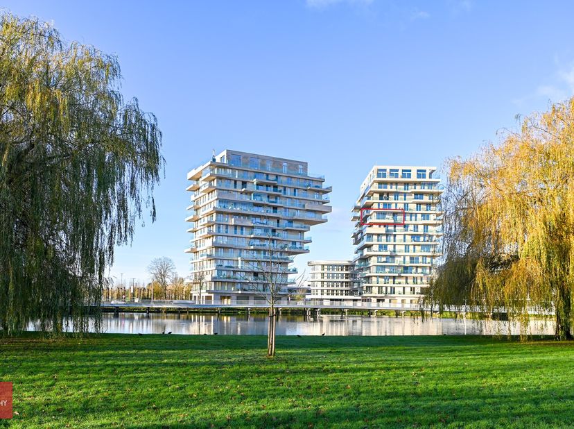 Standingvol nieuw en volledig ingericht hoek-appartement op de 8ste verdieping. Fenomenale zichten. Hoogwaardige afwerking. Bestaande uit een inkomhal