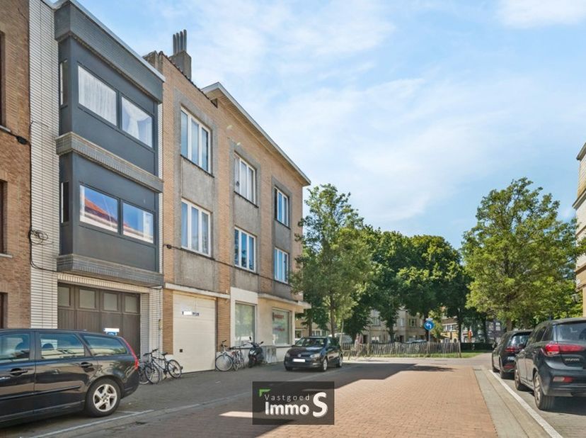 Centraal gelegen en reeds verhuurde opbrengsteigendom te Oostende. &lt;br /&gt;
&lt;br /&gt;
Deze gerenoveerde (2023) opbrengsteigendom bestaat uit: 2 appartement