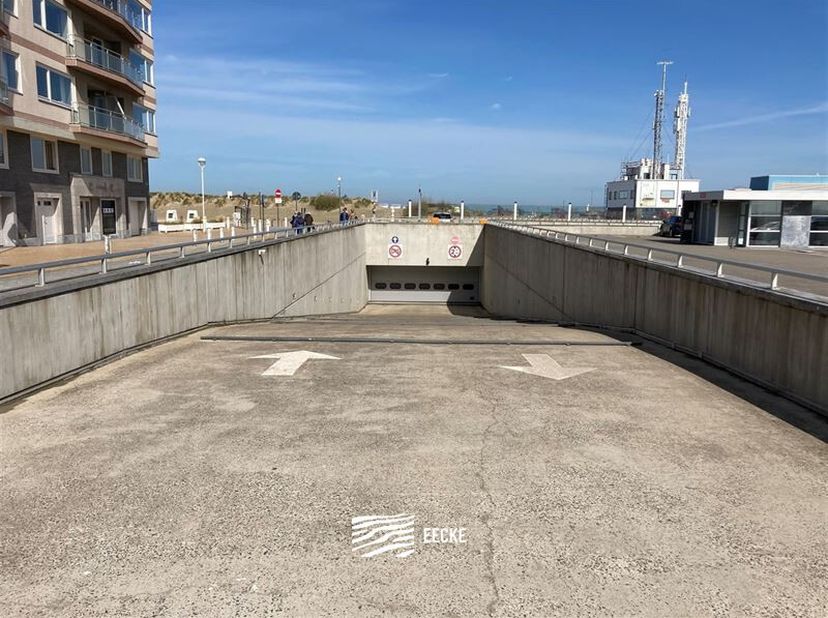 Loodswezenplein Garage 182 - Spacieux garage box avec local de rangement - Situé au niveau -2 - Dimensions : 3,08 x 5,73 m, local de rangement attenan