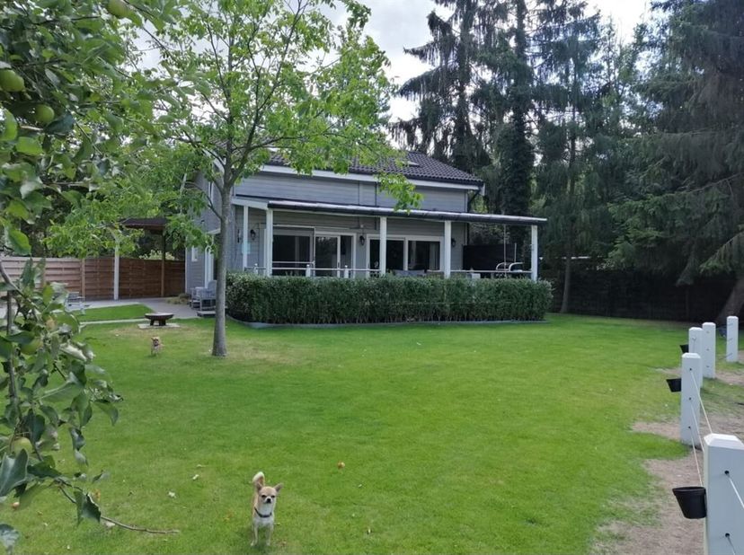 Bent u op zoek naar een interessante investeringseigendom?  Deze charmante chalet met 4 slaapkamers, verwarmd zwembad en mooi uitzicht op de vijver is