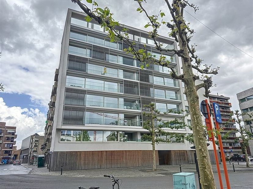 Gerenoveerd appartement in het centrum van Roeselare.&lt;br /&gt;
De indeling is als volgt:&lt;br /&gt;
Inkom met ingemaakte kast, leefruimte met terras + zicht o