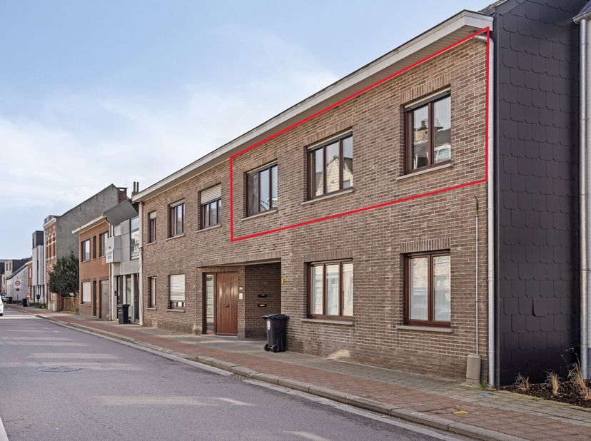 Ruim appartement op de eerste verdieping met 3 slaapkamers en achteraan een garage te Halle-Zoersel.&lt;br /&gt;
INDELING&lt;br /&gt;
Ruime inkomhal&lt;br /&gt;
Toilet