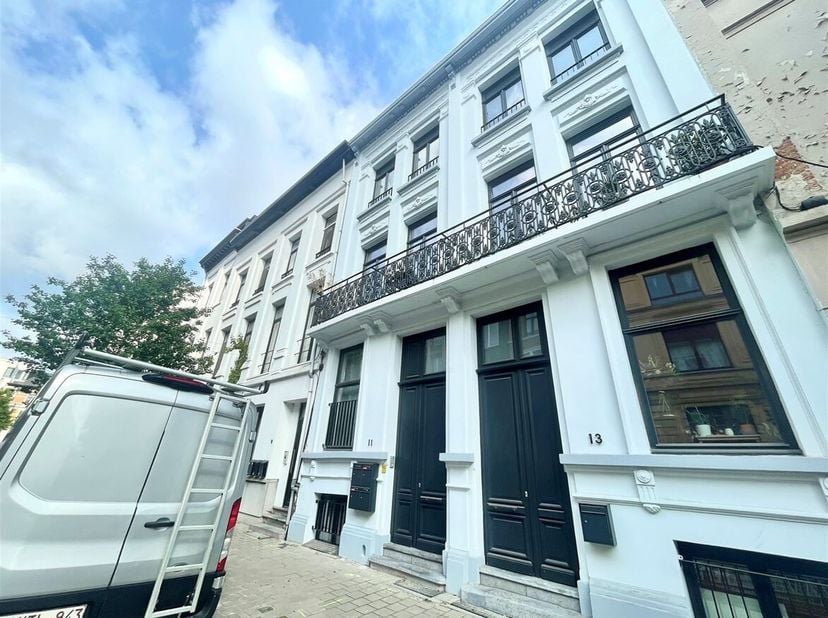 Ligging: Het appartement is zeer centraal gelegen. Met horeca, winkels, invalswegen en openbaar vervoer in de directe omgeving. Alle voorzieningen op