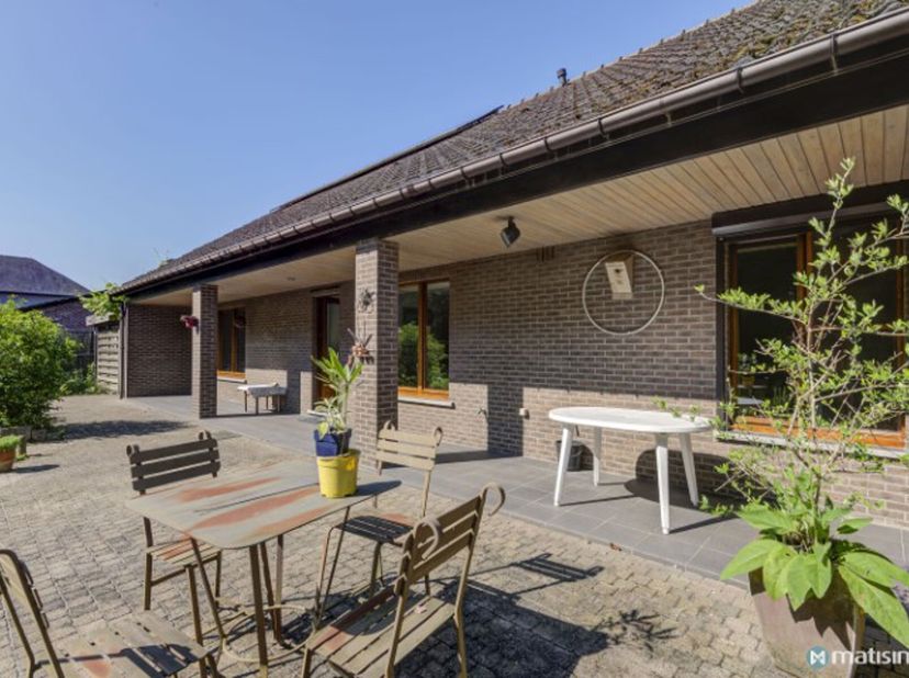 Landhuis met grote tuin,  gelegen aan het einde van een rustige en doodlopende straat. De directe omgeving is één natuur en bos. Met de Idyllische omg