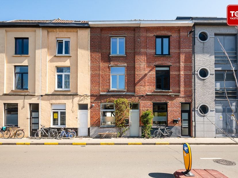 Deze instapklare woning bevindt zich in de gezellige Bloemekenswijk, op slechts 10 minuten fietsen van het historisch centrum van Gent en 5 minuten va