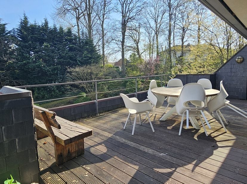 Superbe appartement penthouse sis au premier et dernier étage d&#039;un immeuble de standing de 4 unités seulement. Il se compose au premier niveau du dupl