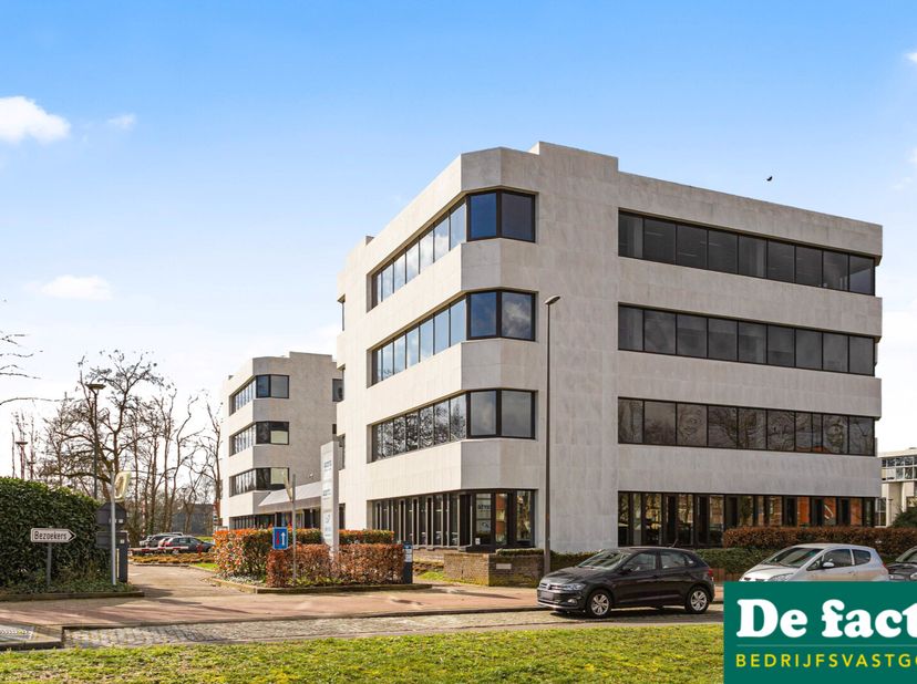 Gerenoveerde kantoren op de 2de en de 3de verdieping (1.410 m²) te huur op toplocatie te Wilrijk. Opsplitsingen van de kantoorruimtes zijn mogelijk va