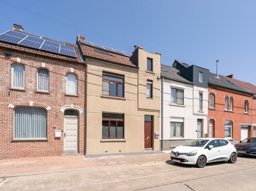 Gelegen in het rustige Idegem, tussen Ninove en Geraardsbergen, kan u deze gezellige gezinswoning vinden met 3 ruime slaapkamers en een kleine slaapka