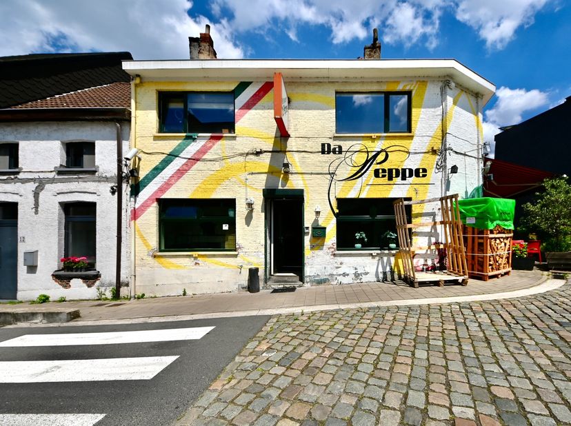 Commercieel interessant gelegen handelspand op toplocatie (Klein-Willebroek). Gelijkvloers restaurant met pizza-oven, keuken en garage/opslagruimte. E