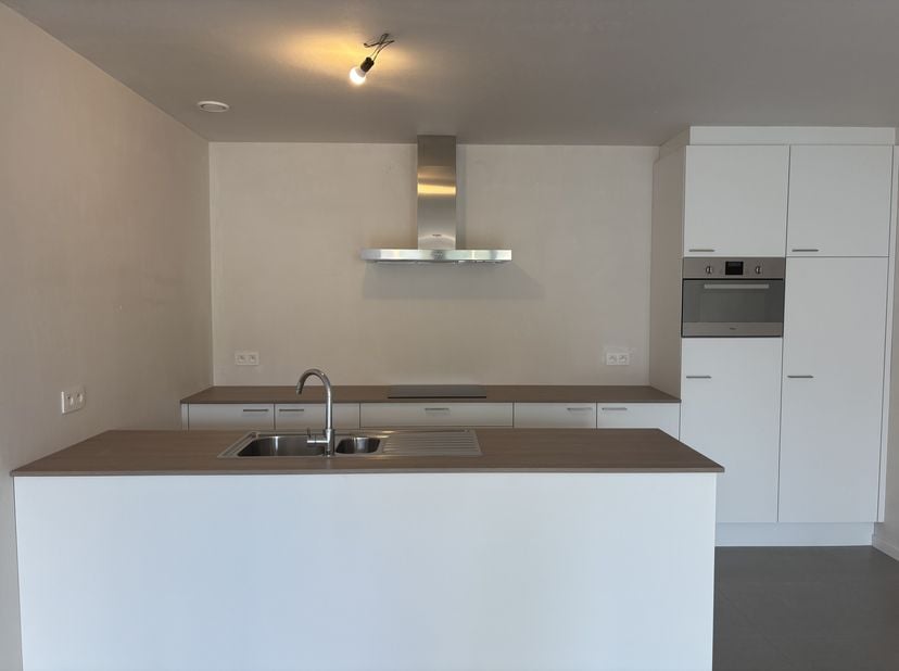 Appartement A 0,1 bevindt zich in de blok tegen de Vrijheid op het gelijkvloers helemaal links. Vooraan is een aparte inkomdeur, inkomhal en twee slaa
