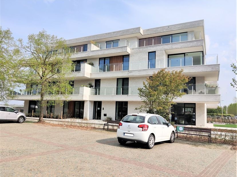 Cet appartement récemment construit est situé au coeur d&#039;Ingooigem. A proximité se trouvent tous les commerces importants : boulangerie, boucherie, ph