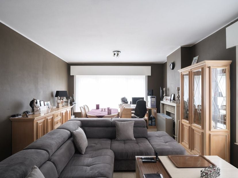 In het hart van Wetteren, op het gelijkvloers van een kleinschalig gebouw, wacht dit appartement op zijn nieuwe eigenaar. De gunstige ligging zorgt vo
