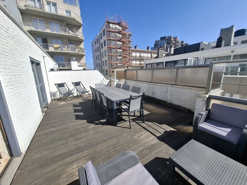 MAISON EXCEPTIONNELLE À QUELQUES PAS DE LA DIGUE ! Possibilité dacheter un garage sous la Place Van Bunnen.
