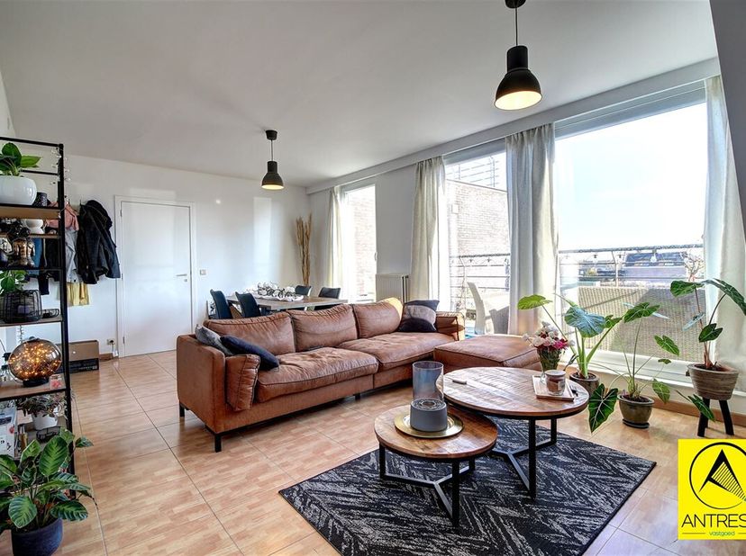 Instapklaar, energiezuinig één slaapkamer appartement met ruim terras en autostaanplaats (opleg 25.000€), rustig gelegen op de grens Lint - Kontich Ka
