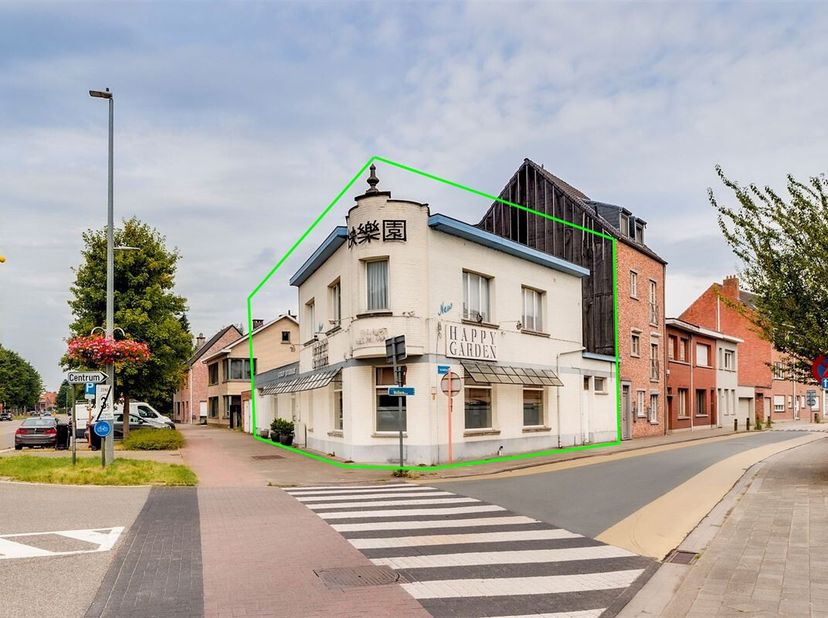 Immeuble d&#039;angle polyvalent à Wommelgem, parfaitement adapté pour restauration, bureau ou profession libérale.&lt;br /&gt;
Situé à l&#039;angle de la route d&#039;acc