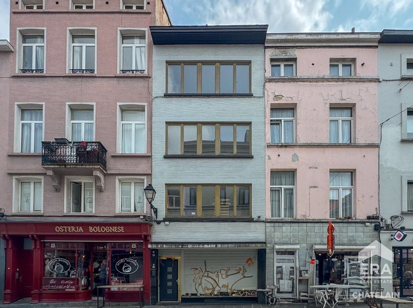 Elsene: Opbrengsteigendom met 4 erkende eenheden te koop  Vredestraat 47Gelegen in de gewilde wijk Sint-Boniface, vlakbij het Fernand Cocqplein en het